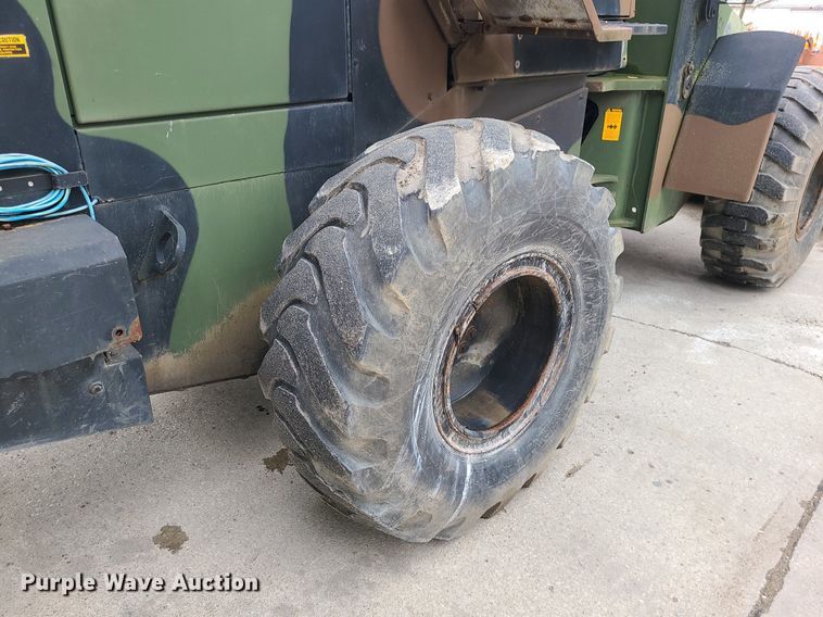 image for item MX9768 2001 John Deere 644EZ  wheel loader