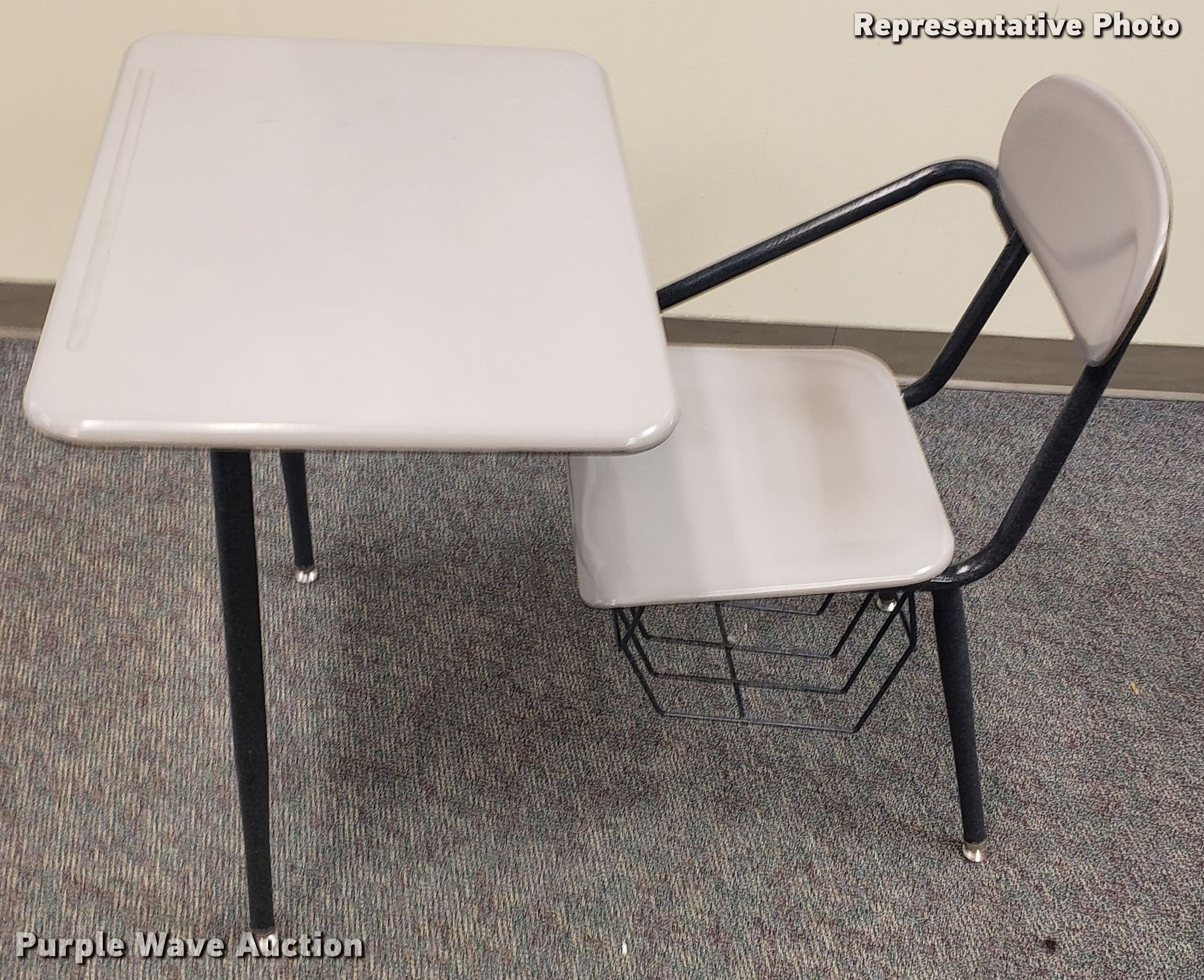 (90) desks in Spring Hill, KS Item IB9991 sold Purple Wave