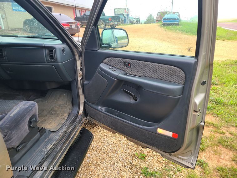 image for item DC6077 2002 Chevrolet Avalanche 1500  pickup truck