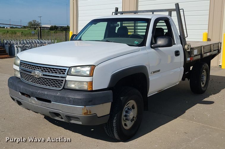 image for item DC6088 2005 Chevrolet Silverado 2500HD  flatbed pickup truck