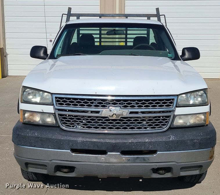 image for item DC6088 2005 Chevrolet Silverado 2500HD  flatbed pickup truck