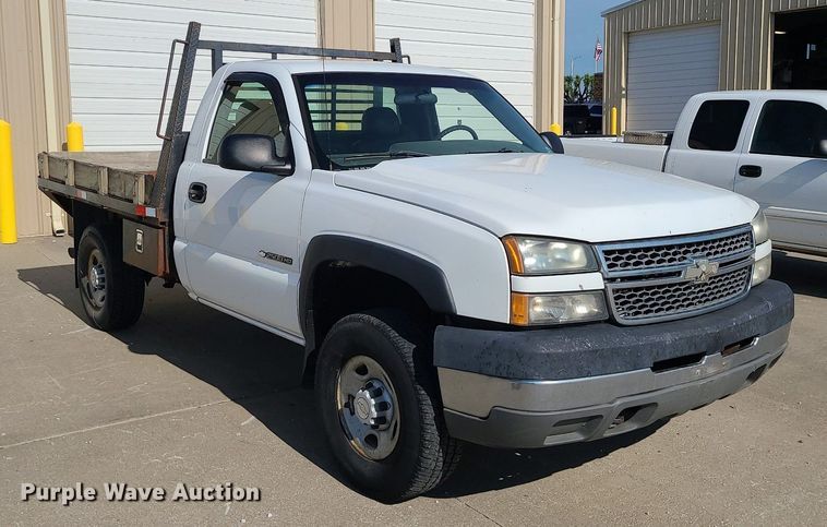 image for item DC6088 2005 Chevrolet Silverado 2500HD  flatbed pickup truck
