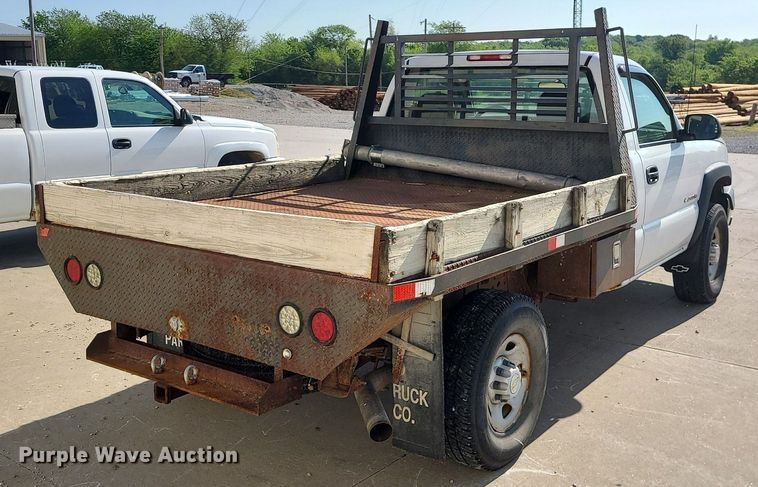 image for item DC6088 2005 Chevrolet Silverado 2500HD  flatbed pickup truck