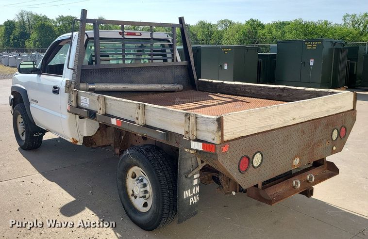image for item DC6088 2005 Chevrolet Silverado 2500HD  flatbed pickup truck