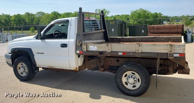 image for item DC6088 2005 Chevrolet Silverado 2500HD  flatbed pickup truck