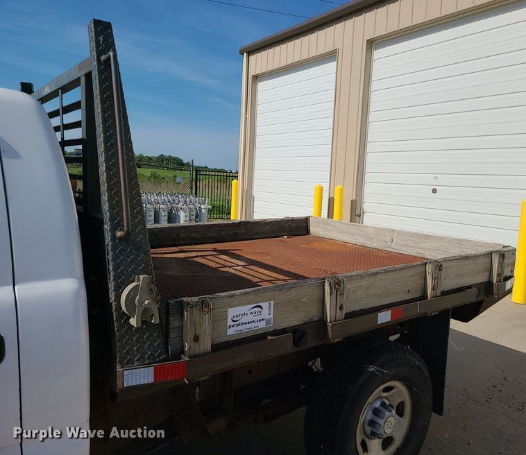 image for item DC6088 2005 Chevrolet Silverado 2500HD  flatbed pickup truck