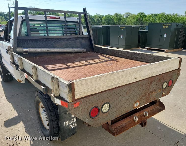 image for item DC6088 2005 Chevrolet Silverado 2500HD  flatbed pickup truck
