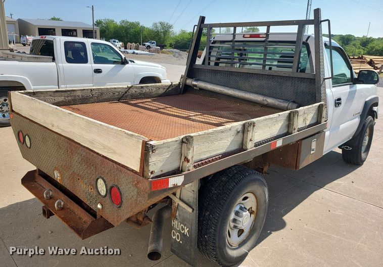 image for item DC6088 2005 Chevrolet Silverado 2500HD  flatbed pickup truck