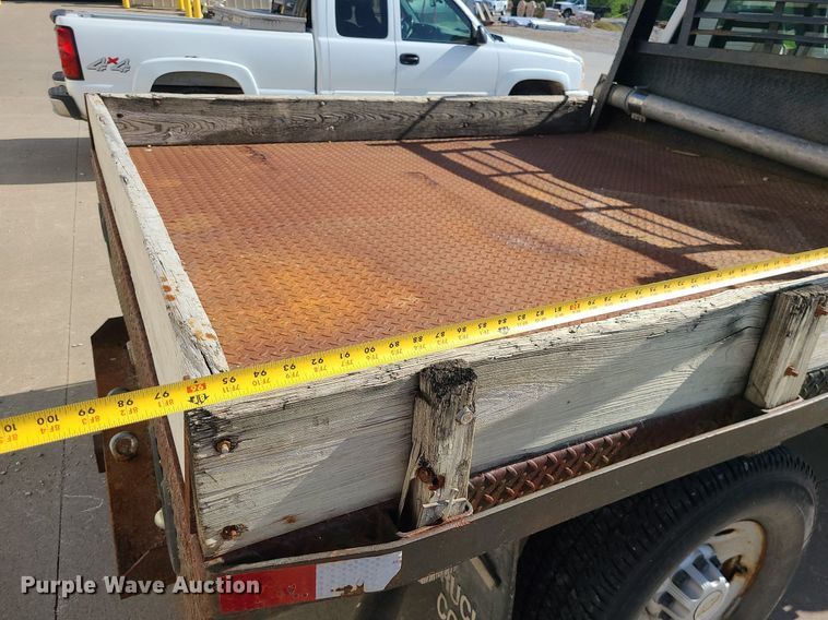 image for item DC6088 2005 Chevrolet Silverado 2500HD  flatbed pickup truck