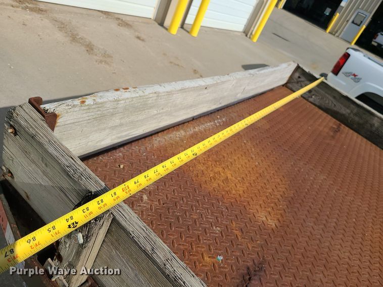 image for item DC6088 2005 Chevrolet Silverado 2500HD  flatbed pickup truck