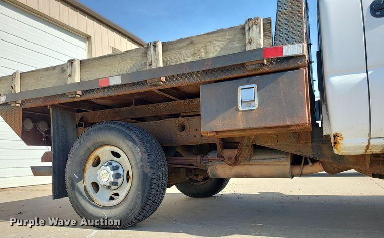 image for item DC6088 2005 Chevrolet Silverado 2500HD  flatbed pickup truck