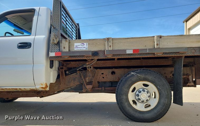image for item DC6088 2005 Chevrolet Silverado 2500HD  flatbed pickup truck