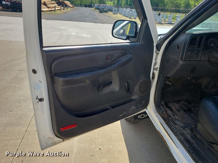 image for item DC6088 2005 Chevrolet Silverado 2500HD  flatbed pickup truck