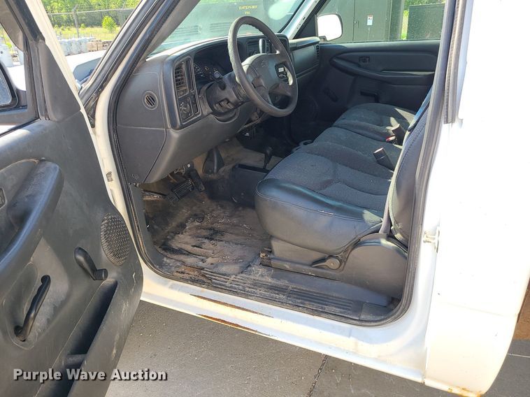 image for item DC6088 2005 Chevrolet Silverado 2500HD  flatbed pickup truck