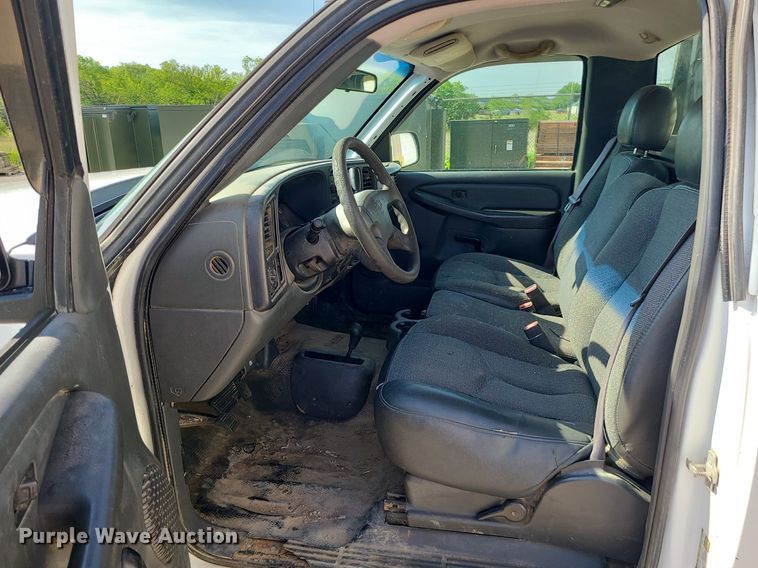 image for item DC6088 2005 Chevrolet Silverado 2500HD  flatbed pickup truck