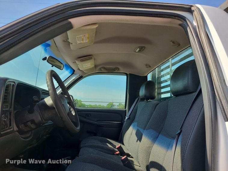 image for item DC6088 2005 Chevrolet Silverado 2500HD  flatbed pickup truck