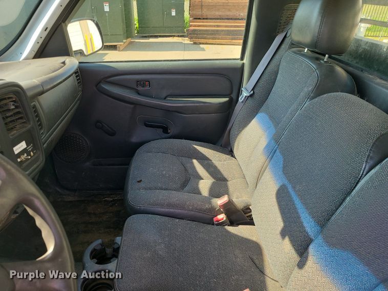 image for item DC6088 2005 Chevrolet Silverado 2500HD  flatbed pickup truck