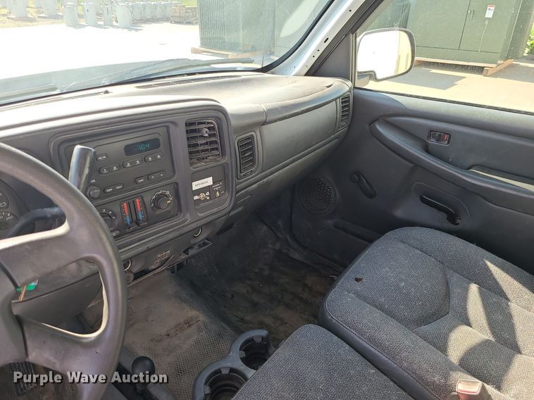 image for item DC6088 2005 Chevrolet Silverado 2500HD  flatbed pickup truck