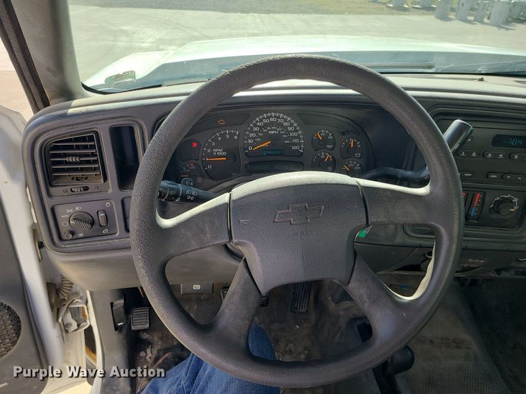 image for item DC6088 2005 Chevrolet Silverado 2500HD  flatbed pickup truck