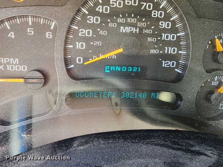 image for item DC6088 2005 Chevrolet Silverado 2500HD  flatbed pickup truck