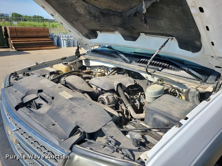 image for item DC6088 2005 Chevrolet Silverado 2500HD  flatbed pickup truck