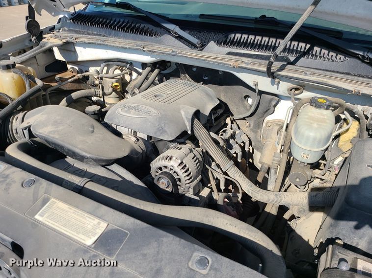 image for item DC6088 2005 Chevrolet Silverado 2500HD  flatbed pickup truck