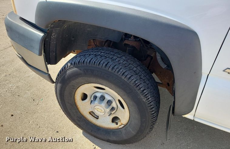 image for item DC6088 2005 Chevrolet Silverado 2500HD  flatbed pickup truck