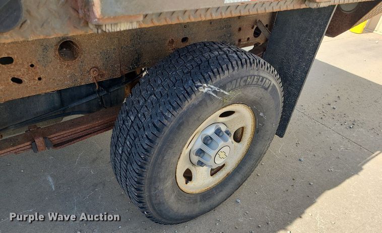 image for item DC6088 2005 Chevrolet Silverado 2500HD  flatbed pickup truck