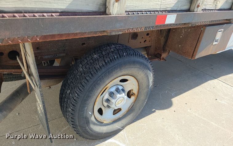 image for item DC6088 2005 Chevrolet Silverado 2500HD  flatbed pickup truck