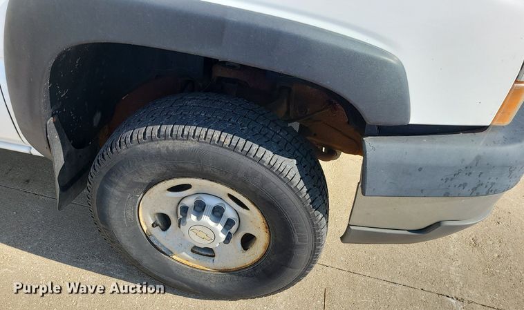 image for item DC6088 2005 Chevrolet Silverado 2500HD  flatbed pickup truck