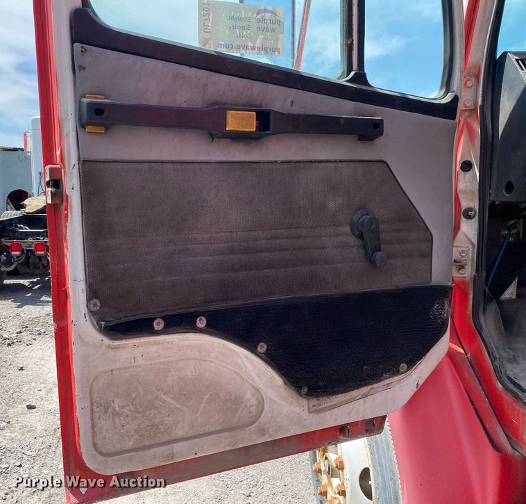 image for item DL7201 1994 Freightliner FL70  delivery truck