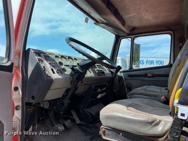 image for item DL7201 1994 Freightliner FL70  delivery truck