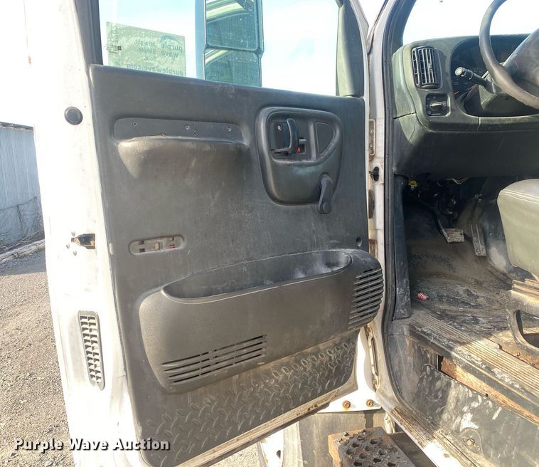 image for item DL7202 2004 Chevrolet C6500  delivery truck