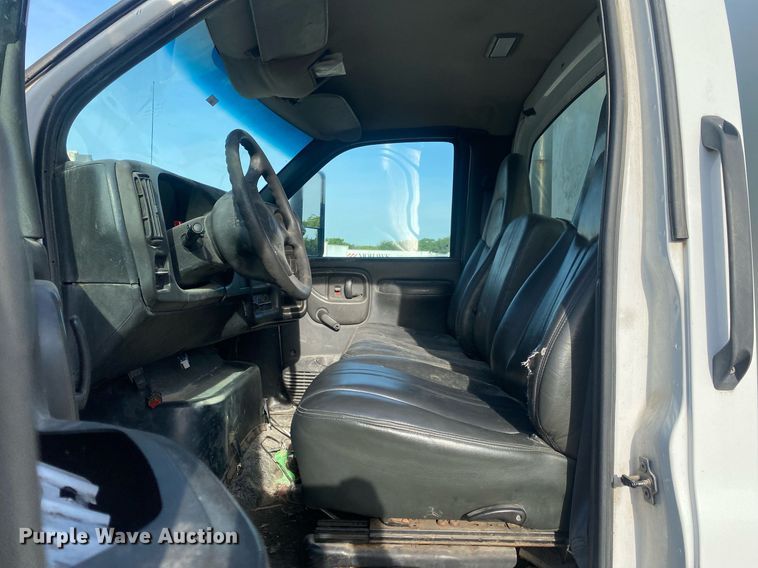 image for item DL7202 2004 Chevrolet C6500  delivery truck