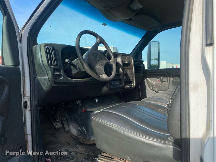 image for item DL7202 2004 Chevrolet C6500  delivery truck