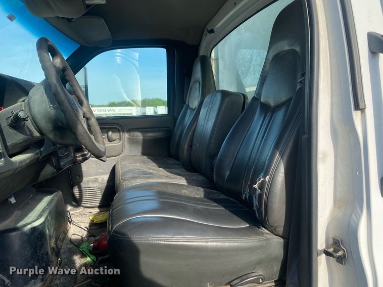 image for item DL7202 2004 Chevrolet C6500  delivery truck