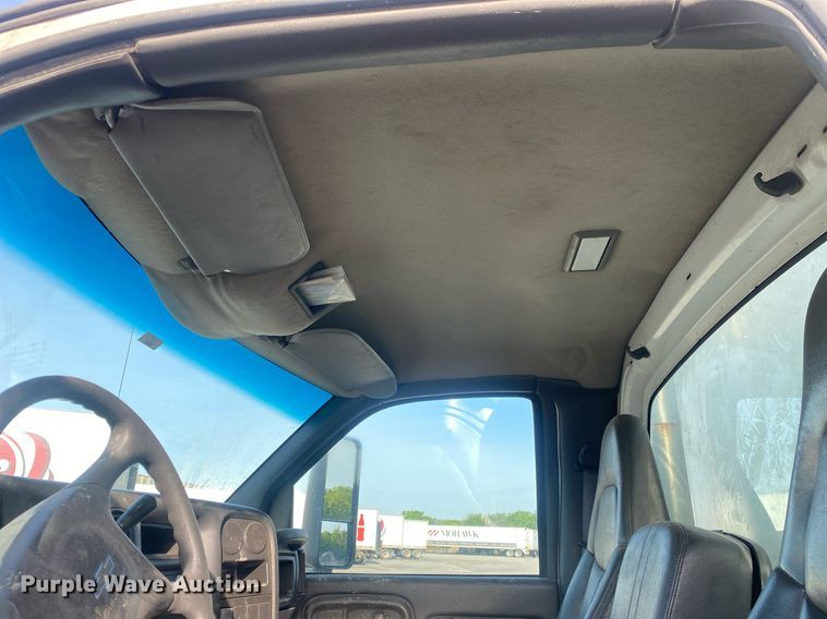 image for item DL7202 2004 Chevrolet C6500  delivery truck