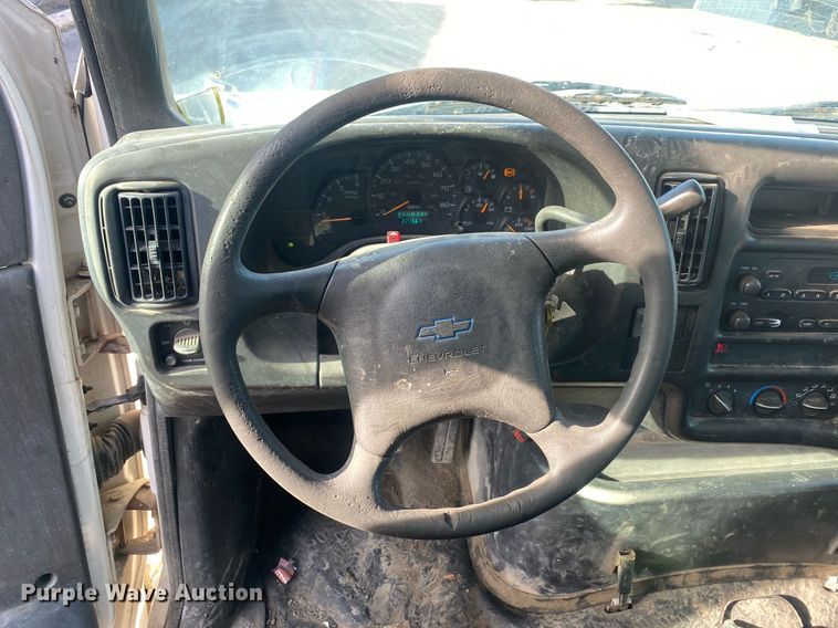 image for item DL7202 2004 Chevrolet C6500  delivery truck