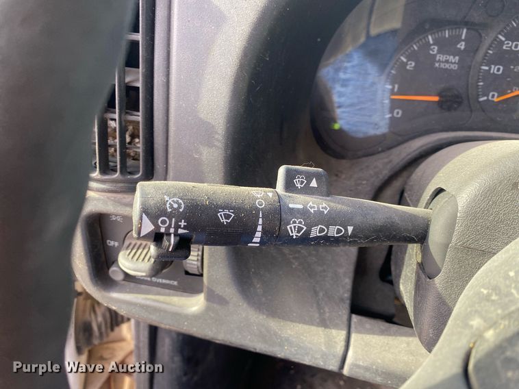 image for item DL7202 2004 Chevrolet C6500  delivery truck