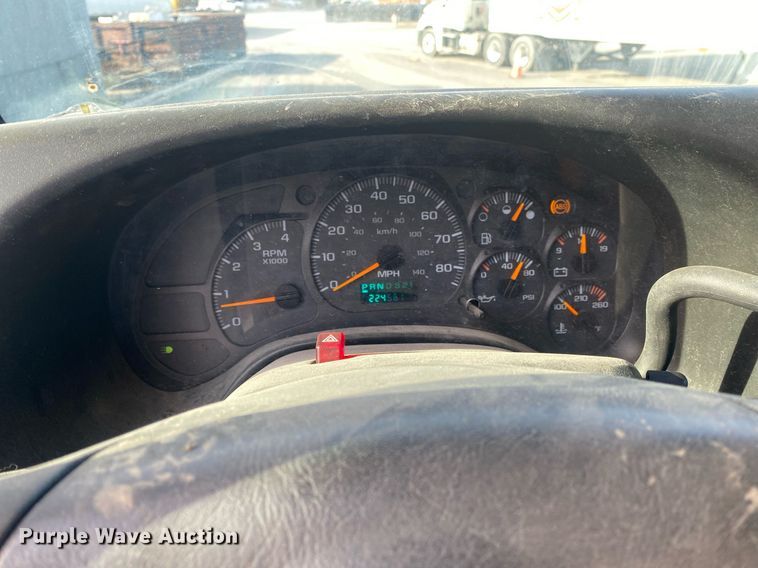 image for item DL7202 2004 Chevrolet C6500  delivery truck