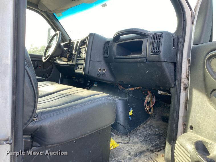 image for item DL7202 2004 Chevrolet C6500  delivery truck