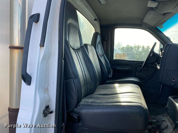 image for item DL7202 2004 Chevrolet C6500  delivery truck