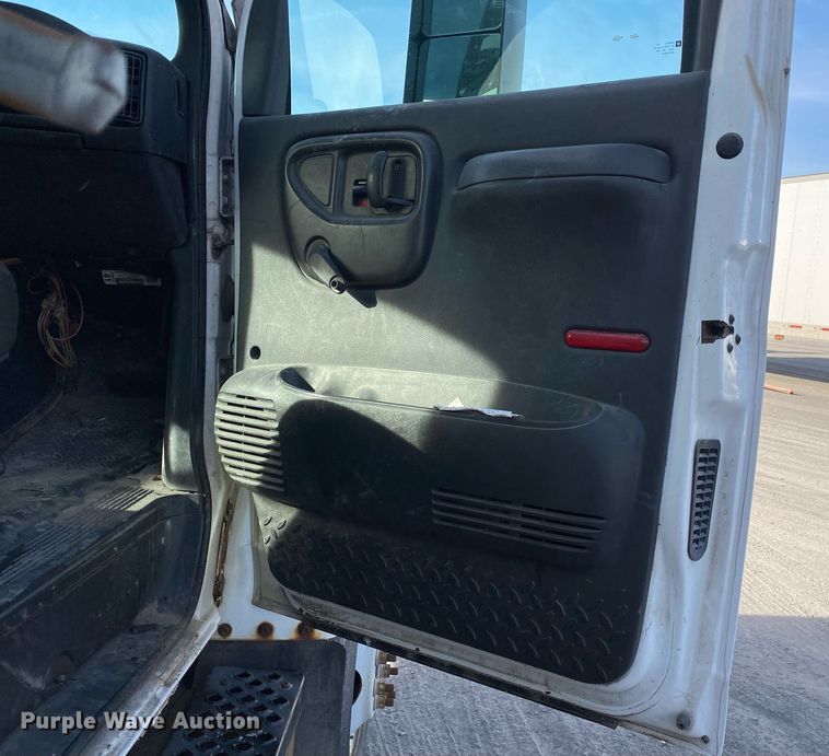 image for item DL7202 2004 Chevrolet C6500  delivery truck