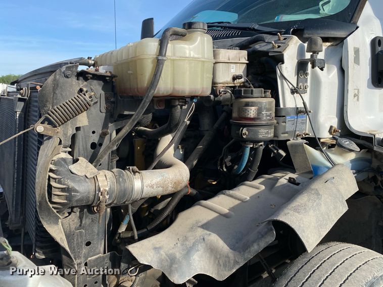 image for item DL7202 2004 Chevrolet C6500  delivery truck