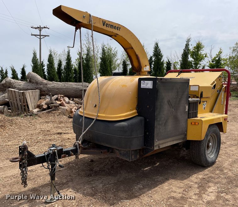 image for item DN4643 2004 Vermeer BC1400XL  wood chipper