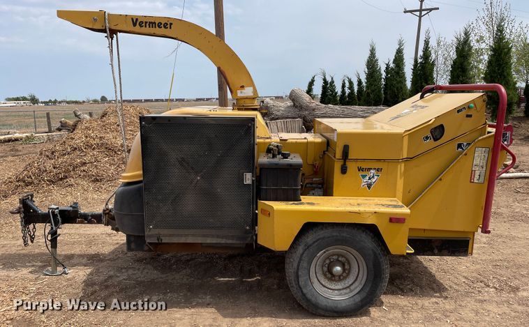image for item DN4643 2004 Vermeer BC1400XL  wood chipper