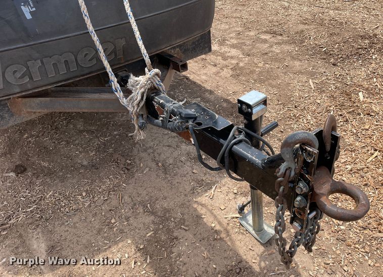 image for item DN4643 2004 Vermeer BC1400XL  wood chipper