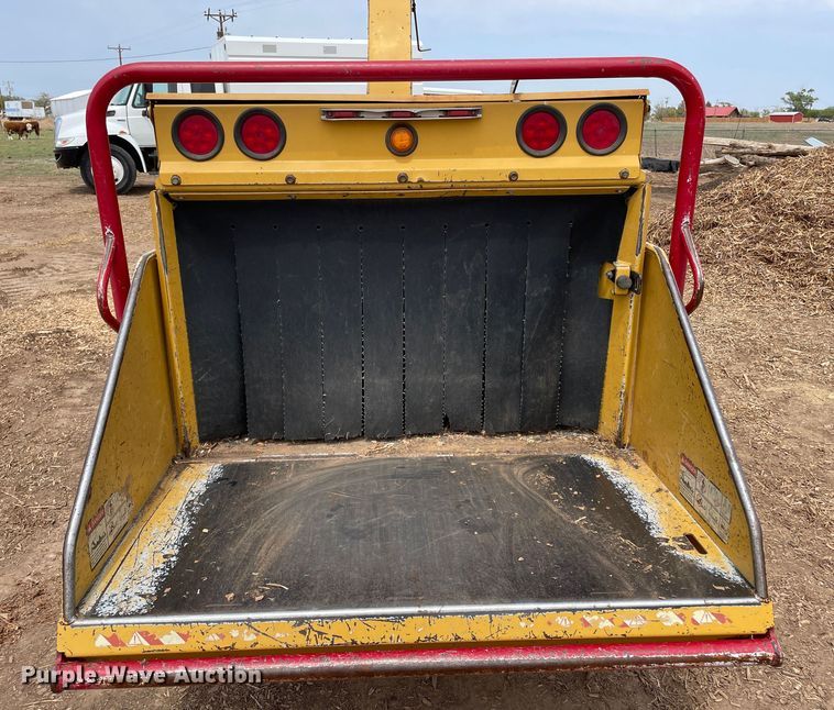 image for item DN4643 2004 Vermeer BC1400XL  wood chipper