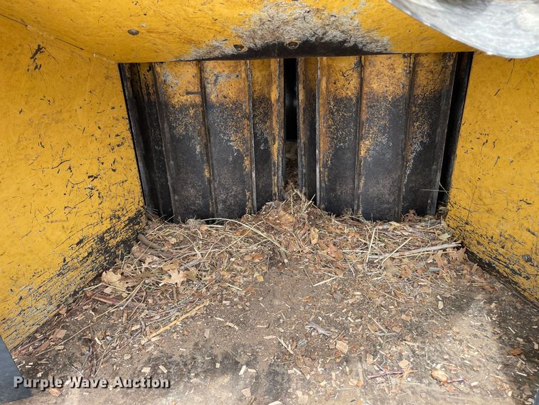 image for item DN4643 2004 Vermeer BC1400XL  wood chipper