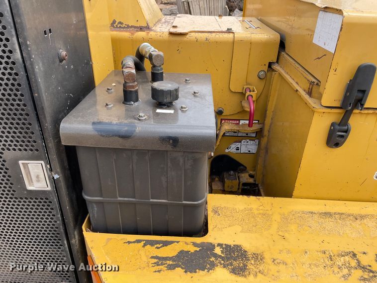 image for item DN4643 2004 Vermeer BC1400XL  wood chipper